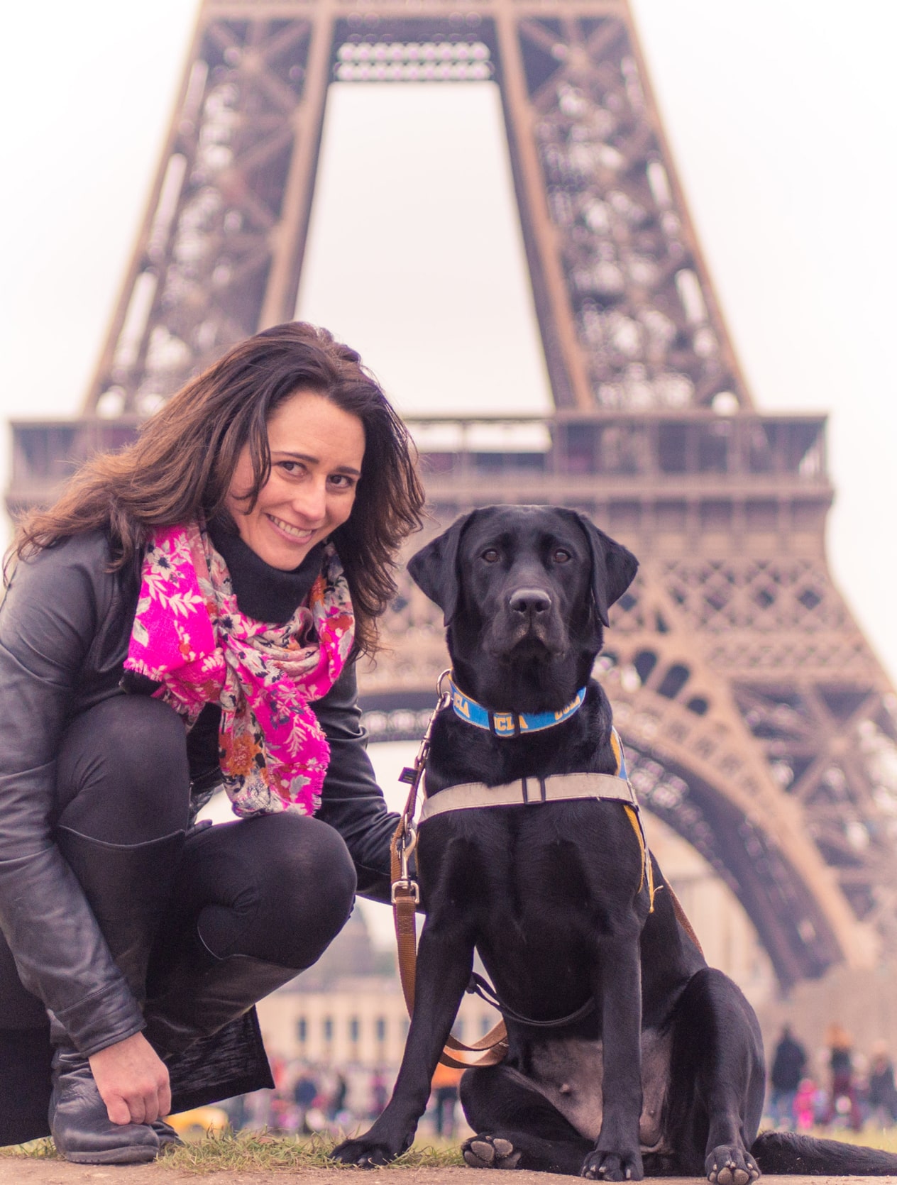 Ouchka heureuse avec sa famille d'accueil, devant la tour Eiffel